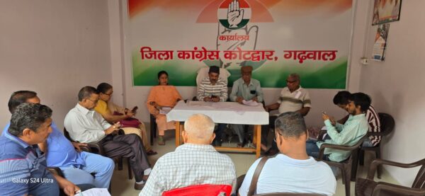 वोटर लिस्ट से वोटरों के नाम अकारण काटे जाने के विरोध में कांग्रेस ने चलाया हस्ताक्षर अभियान