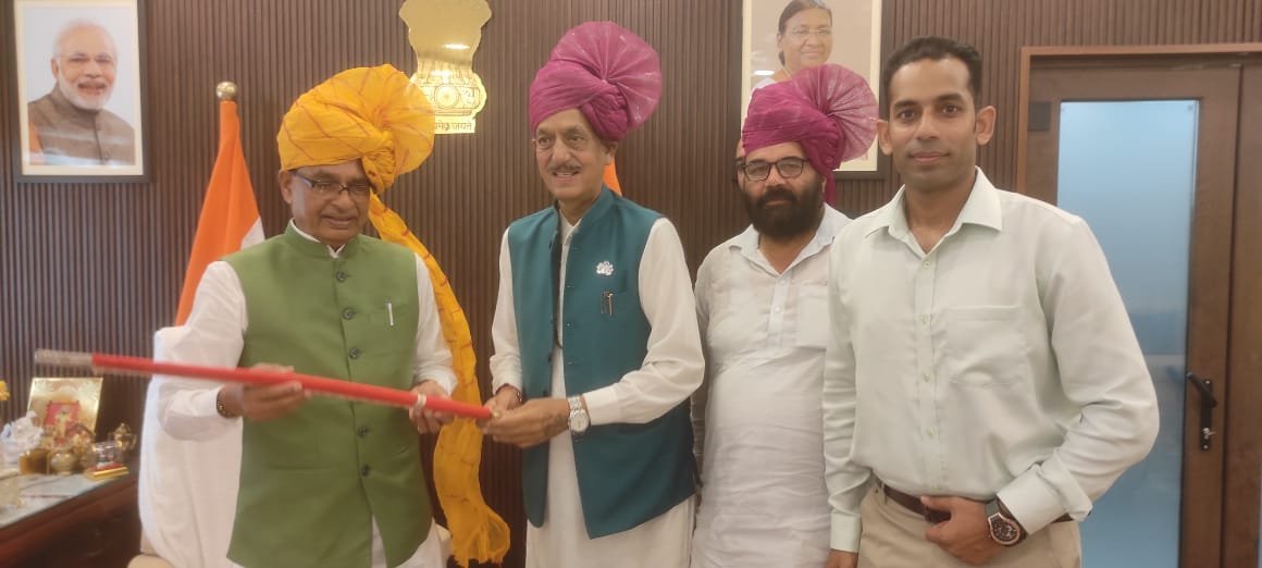 भाजपा नेता नारायण सिंह राणा ने केंद्रीय कृषि मंत्री शिवराज सिंह चौहान से मुलाकात की, भेंट किया ‘चंद्रहास’ तलवार