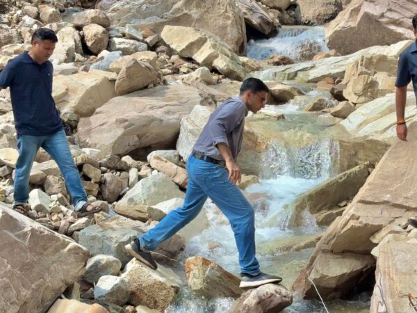 सीएम धामी के निर्देश पर सरकार के प्रथम रिस्पांडर के रूप में 12 किलोमीटर पैदल चलकर जिले के सबसे दुर्गम आपदाग्रस्त क्षेत्र फुलत पहुंचे डीएम सविन बंसल, प्रभावित परिवारों को हर संभव सहायता का दिलाया भरोसा
