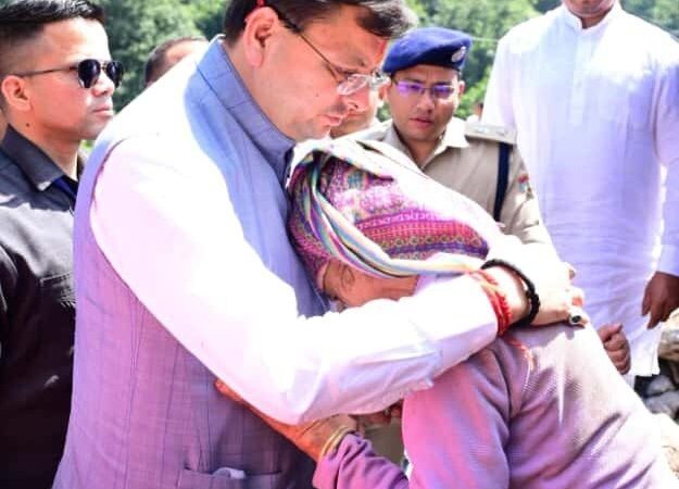 मुख्यमंत्री धामी ने चमोली के आपदा प्रभावित क्षेत्रों का लिया जायजा, प्रभावितों को हरसंभव मदद का दिया भरोसा
