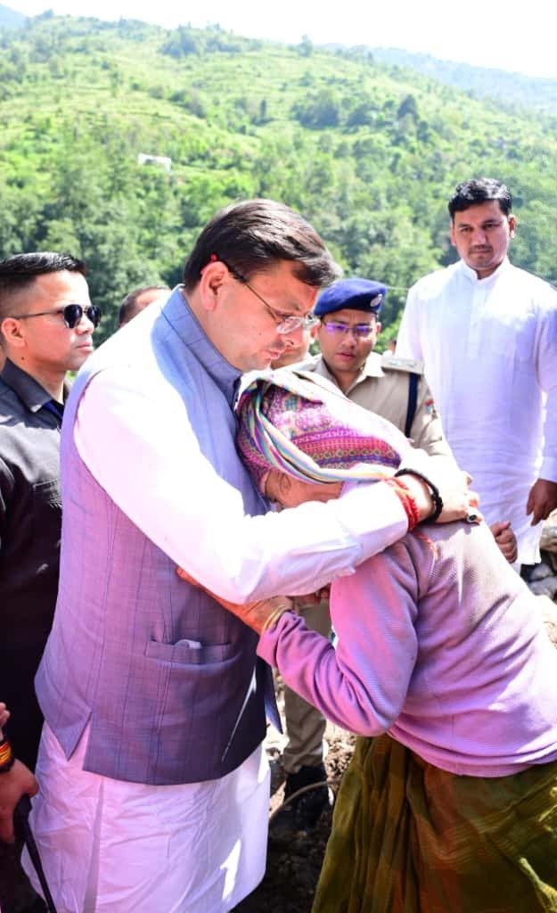 मुख्यमंत्री धामी ने चमोली के आपदा प्रभावित क्षेत्रों का लिया जायजा, प्रभावितों को हरसंभव मदद का दिया भरोसा