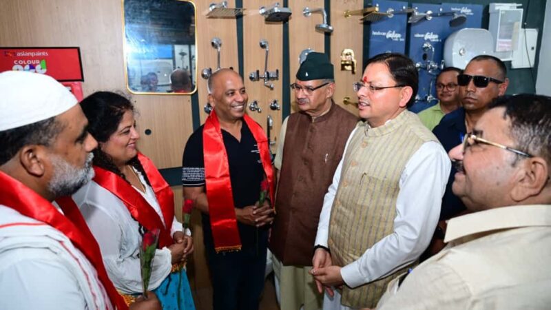 सीएम धामी ने सहस्त्रधारा क्रॉसिंग बाजार का भ्रमण कर स्वदेशी उत्पादों को बढ़ावा दिया