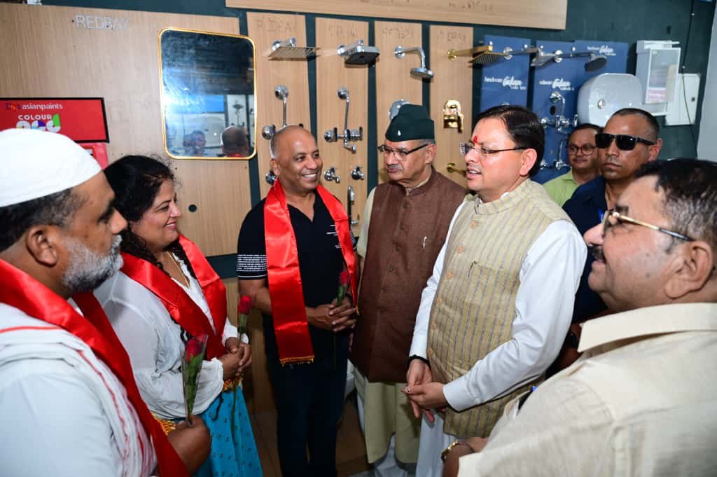 सीएम धामी ने सहस्त्रधारा क्रॉसिंग बाजार का भ्रमण कर स्वदेशी उत्पादों को बढ़ावा दिया