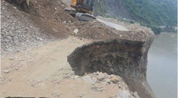 डीएम स्वाति एस. भदौरिया का सख्त एक्शन, फरासू में अलकनंदा में समाया बदरीनाथ-ऋषिकेश राष्ट्रीय राजमार्ग, EE NH PWD पर आपदा प्रबन्धन की धाराओं में मुकदमा दर्ज