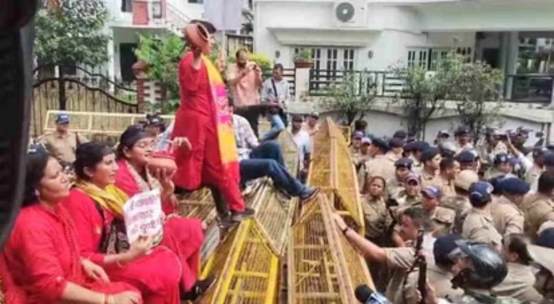 महिलाओं के खिलाफ बढ़ते अपराधों को लेकर कांग्रेस का भाजपा कार्यालय पर प्रदर्शन