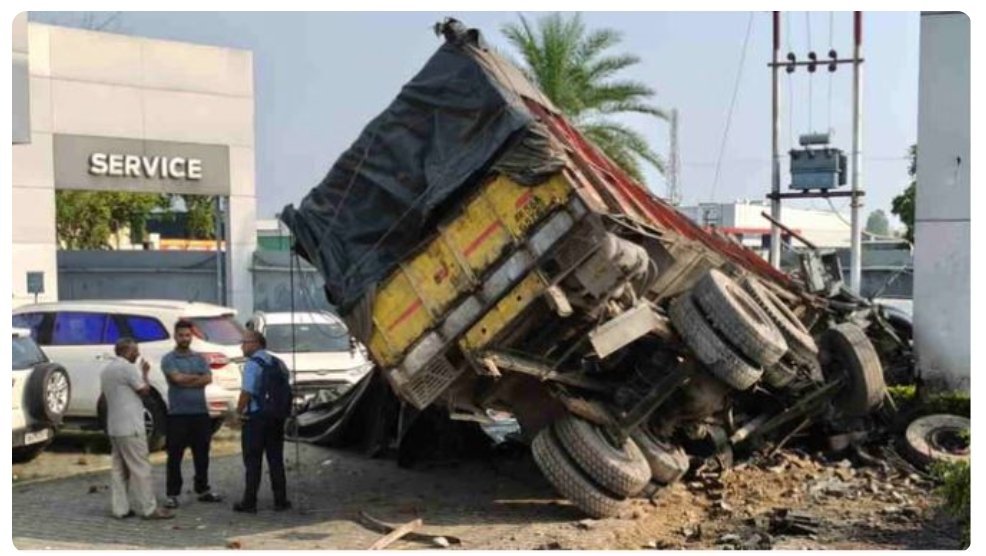 उत्तराखंड : एक झटके में कई लग्जरी कारें बर्बाद, यहां का है मामला