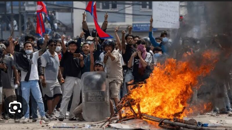 नेपाल में लोकतंत्र की लपटें : ओली समेत कई मंत्रियों ने दिया इस्तीफा, संसद-राष्ट्रपति भवन जलाए गए, 19 से अधिक मौतें, आंदोलन बेकाबू