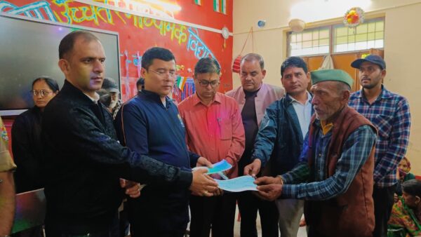 राहत शिविर में डटे डीएम आशीष भटगांई और विधायक सुरेश गढ़िया, आपदा राहत एवं पुनर्वास कार्य युद्ध स्तर पर जारी, प्रभावित परिवारों को तात्कालिक राहत वितरित