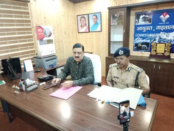 मण्डल मुख्यालय पौड़ी में आहूत प्रेस वार्ता में आयुक्त और आईजी गढ़वाल ने दी आपदा प्रबंधन की जानकारी, प्रभावितों को त्वरित राहत