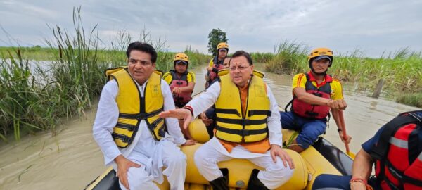 आपदा की घड़ी में जनसेवा की मिसाल बने मुख्यमंत्री पुष्कर सिंह धामी, भारी बारिश के बीच ट्रैक्टर से पहुँचे हरिद्वार के लक्सर आपदा प्रभावित क्षेत्रों में, स्थलीय निरीक्षण कर राहत कार्यों को गति देने के दिए निर्देश