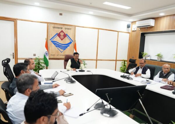 आपदा जैसी आपातकालीन परिस्थितियों के दौरान हेली सेवाओं के प्रयोग के लिए तैयार की जाए एसओपी – मुख्य सचिव आनन्द बर्द्धन