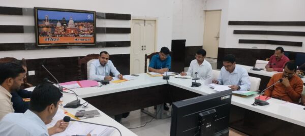 विकास कार्यों में किसी भी प्रकार की शिथिलता एवं लापरवाही नहीं होगी क्षम्य – डीएम मयूर दीक्षित