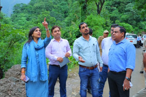 डीएम स्वाति एस. भदौरिया ने कोटद्वार-सतपुली NH 534 का किया निरीक्षण, भूस्खलन और सड़क चौड़ीकरण को लेकर दिए सख़्त निर्देश, कहा- जनता की सुरक्षा सर्वोच्च प्राथमिकता, लापरवाही बर्दाश्त नहीं