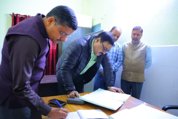 गढ़वाल आयुक्त विनय शंकर पांडेय ने स्वास्थ्य निदेशक कार्यालय का किया औचक निरीक्षण, निदेशक सहित 03 पाये गये अनुपस्थित 