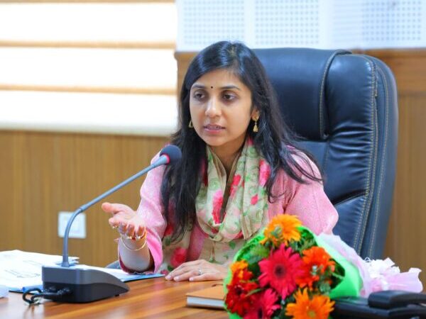 डीएम स्वाति एस. भदौरिया की अध्यक्षता में जिला सहकारी विकास समिति की बैठक आयोजित, निष्क्रिय समितियों को हटाने और ऋण वसूली पर दिए कड़े निर्देश