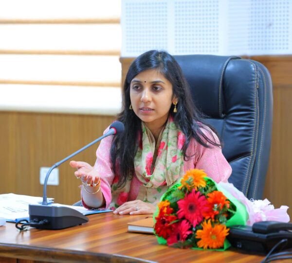 डीएम स्वाति एस. भदौरिया की अध्यक्षता में जिला सहकारी विकास समिति की बैठक आयोजित, निष्क्रिय समितियों को हटाने और ऋण वसूली पर दिए कड़े निर्देश