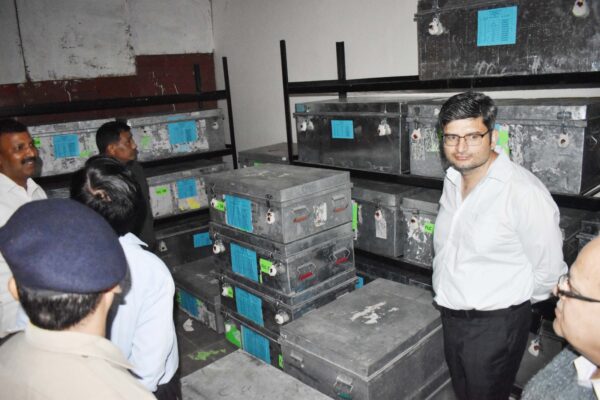 जिला निर्वाचन अधिकारी संदीप तिवारी ने राजनीतिक दलों के पदाधिकारियों की मौजूदगी में ईवीएम वेयर हाउस का किया मासिक निरीक्षण