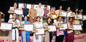 13 महिलाओं को तीलू रौतेली और 33 आंगनवाड़ी कार्यकत्रियों को उत्कृष्ट सेवा कार्य सम्मान