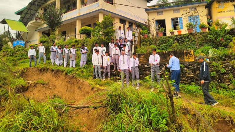 भू-स्खलन की जद में आया जीआईसी मैठाणा का प्रांगण