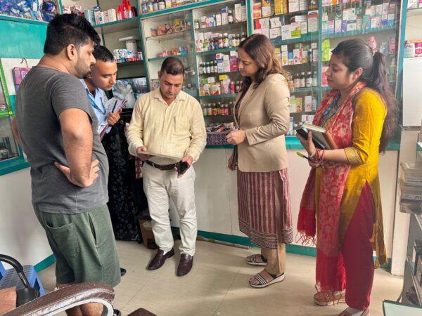 “सेफ ड्रग्स : सेफ लाइफ” अभियान के तहत देहरादून में बड़ी कार्रवाई, गंदगी और अनियमितता मिलने पर 05 मेडिकल स्टोर को कराया बंद