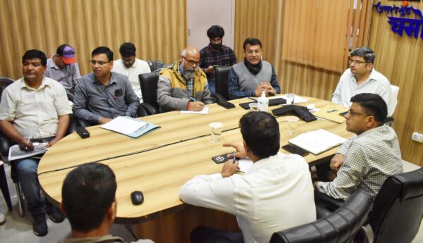 चरणबद्ध और विभागीय समन्वय से हो ज्योतिर्मठ नगर क्षेत्र में सीवरेज और ड्रेनेज के कार्य – डीएम संदीप तिवारी