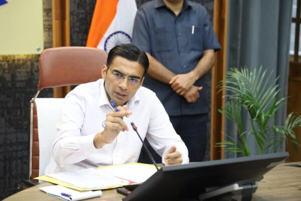 डीएम सविन बंसल के निर्देश पर सरकारी सस्ते गल्ले राशन की दुकानों पर जिला प्रशासन की रेड, नमक के सैंपल लेकर जांच को भेजें