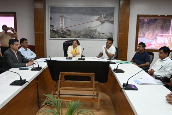 देवप्रयाग विधानसभा क्षेत्र की समस्याओं पर रेलवे परियोजना संबंधी समीक्षा बैठक आयोजित, विधायक विनोद कंडारी और डीएम नितिका खंडेलवाल ने दिए महत्वपूर्ण निर्देश