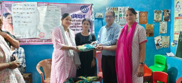 डीएम नितिका खण्डेलवाल के निर्देश पर मुनि की रेती ढालवाला में महिलाओं एवं बच्चों को पोषण किट वितरित