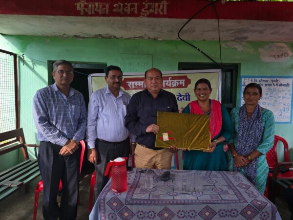 डुंगरी गांव की रोशमा देवी तीलू रोतेली पुरस्कार से सम्मानित, विभागीय अधिकारियों ने गांव पहुंचकर किया सम्मान