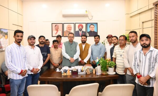ग्राम्य विकास मंत्री गणेश जोशी से चमोली के देवाल विकासखंड के एक प्रतिनिधिमंडल ने की मुलाकात