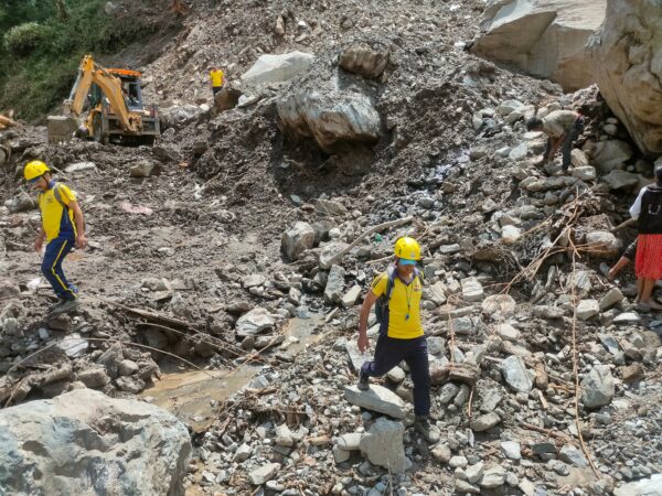 छेनागाड़ में लगातार जारी है सर्च एवं रेस्क्यू अभियान, जेसीबी मशीन द्वारा मलवा एवं बड़े बोल्डरों को हटाने का कार्य जारी, दबी हुई दुकानों से सामग्री प्राप्त, अभी तक कोई शव बरामद नहीं