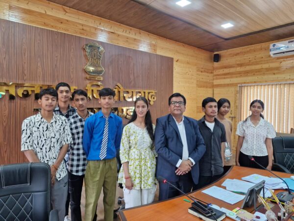 डीएम विनोद गोस्वामी की अनूठी पहल, जनसुनवाई के दौरान मेधावी छात्र-छात्राओं को मिला प्रशासनिक कार्यप्रणाली का अनुभव