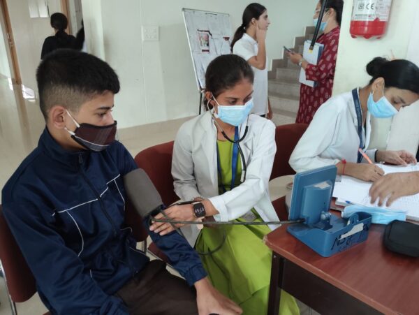 एकलव्य माॅडल रेजीडेंशियल स्कूल में श्री महंत इन्दिरेश अस्पताल का निःशुल्क स्वास्थ्य शिविर; 202 छात्राओं, शिक्षकों एवं स्टाफ सदस्यों ने स्वास्थ्य शिविर का उठाया लाभ