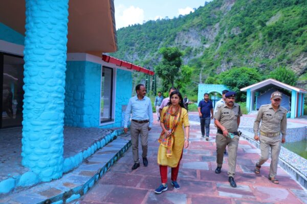 डीएम स्वाति एस. भदौरिया ने सतपुली झील व एंगलर हट का किया स्थलीय निरीक्षण, लैंसडाउन के टिप इन टॉप पर लगेगा टेलिस्कोप, अधिकारियों को दिए सख्त निर्देश