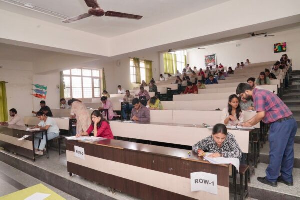 एसजीआरआर विश्वविद्यालय में 34 विषयों के लिए हुई पी.एच.डी प्रवेश परीक्षा, देश के विभिन्न राज्यों से आए छात्र-छात्राओं ने किया प्रतिभाग