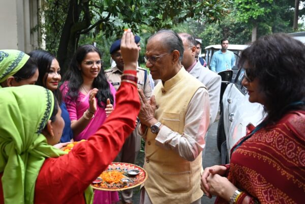 मॉरीशस के प्रधानमंत्री डॉ. नवीनचंद्र रामगुलाम का नरेंद्रनगर में भव्य स्वागत, स्थानीय महिलाओं ने भारतीय व मॉरीशस ध्वज के साथ किया अभिनंदन