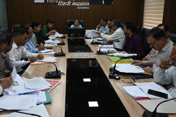 प्राथमिकता के आधार पर की जाए प्राकृतिक आपदा से क्षतिग्रस्त विद्यालयों की मरम्मत – डीएम नितिका खण्डेलवाल