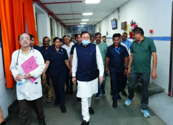 मुख्यमंत्री पुष्कर सिंह धामी ने दून अस्पताल का किया औचक निरीक्षण, मरीजों से सीधे संवाद कर जानी उनकी स्वास्थ्य सेवाओं की स्थिति
