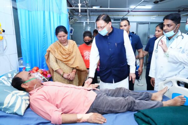 मुख्यमंत्री पुष्कर सिंह धामी ने दून अस्पताल में भर्ती वरिष्ठ पत्रकार मोहन भुलानी का हालचाल जाना