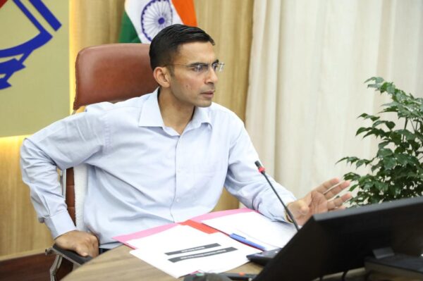 डीएम सविन बंसल के निर्देशन में जिला प्रशासन की सराहनीय पहल, बिन मां की तीन बेटियों को मिला शिक्षा का वरदान, बड़ी बहन के लिए रोज़गार की तैयारी