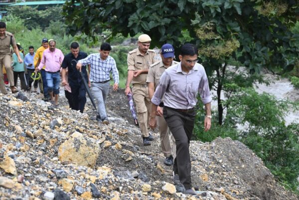 डीएम सविन बंसल व एसएसपी अजय सिंह ने मौके पर पंहुच स्वंय कार्लीगाड में 24 घंटे से फसे 70 लोगों को करवाया रेस्क्यू; सुरक्षित स्थान पर किया शिफ्ट