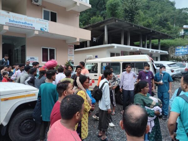 दवाईयां-मेडिकल सहायता लेकर सहस्त्रधारा पहुँची एसजीआरआर यूनिवर्सिटी एवं श्री महंत इन्दिरेश अस्पताल की टीम