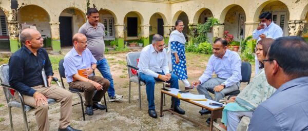 डीएम मयूर दीक्षित ने अपर रोड पर स्थित राजकीय प्राथमिक विद्यालय 34 एवं नं 41 का औचक निरीक्षण कर शिक्षा व्यवस्थाओं का लिया जायजा, दिए निर्देश