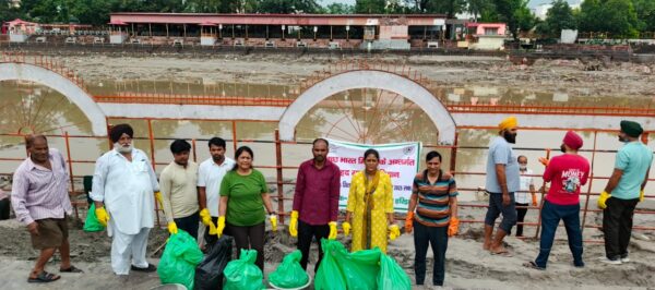 स्वच्छता ही सेवा पखवाड़ा के अंतर्गत डीएम मयूर दीक्षित के निर्देशन में जिले के विभिन्न क्षेत्रों में चलाया जा रहा है स्वच्छता अभियान
