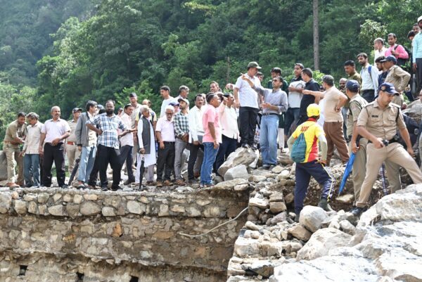 12 किलोमीटर पैदल चलकर आपदाग्रस्त क्षेत्र फुलेत पहुंचे डीएम सविन बंसल, स्पेशल तहसीलदार, बीडीओ एंब अन्य विभागों के अधिकारी आपदाग्रस्त क्षेत्र के लिए अग्रिम आदेश तक किए तैनात