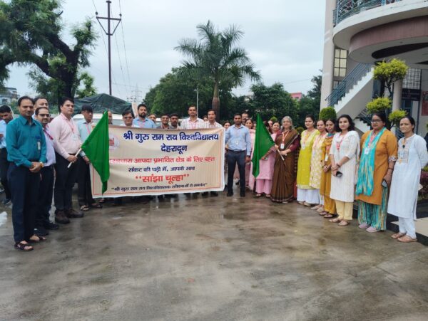 एसजीआरआर विश्वविद्यालय ने सहस्त्रधारा के आपदा पीड़ितों के लिए लगाया सांझा चूल्हा, कुलपति ने खा़द्य सामग्री वाहन को हरी झण्डी दिखाकर किया रवाना, सहस्त्रधारा के विभिन्न गांवों में बांटे भोजन पैकेट