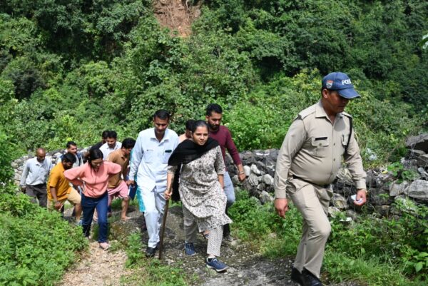डीएम नितिका खण्डेलवाल ने आपदा प्रभावित क्षेत्रों का किया स्थलीय निरीक्षण, अधिकारियों को दिए निर्देश