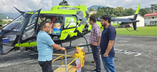 टिहरी : आपदा प्रभावित क्षेत्र में हेलीकॉप्टर से पहुंचाई गईं 52 राशन किट, प्रभावित परिवारों को मौके पर ही वितरित हुए आर्थिक सहायता चेक