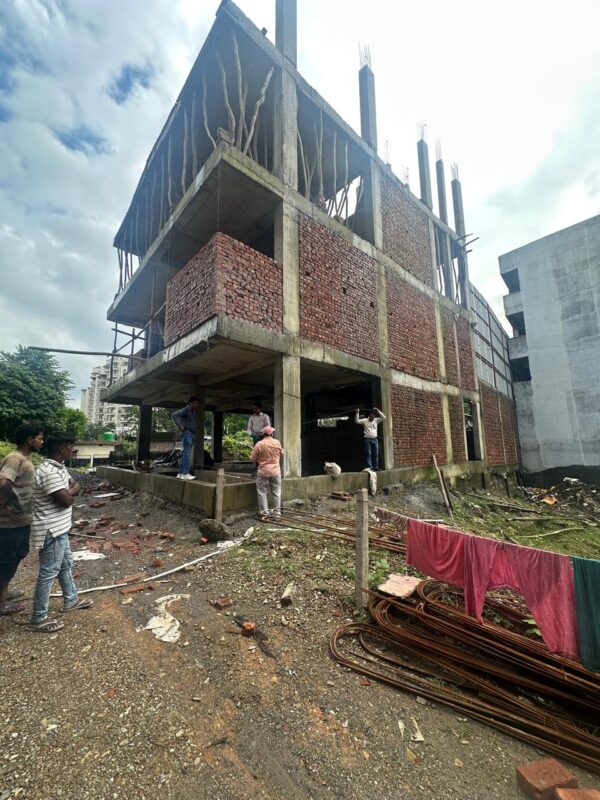 अवैध निर्माण पर एमडीडीए की सख्त कार्यवाही, बहुमंजिले भवन को किया सील