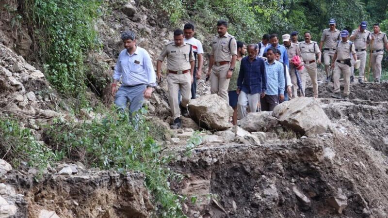 डीएम व एसपी ग्राउंड जीरों पर डटकर प्रभावितों को बंधा रहे ढांढस